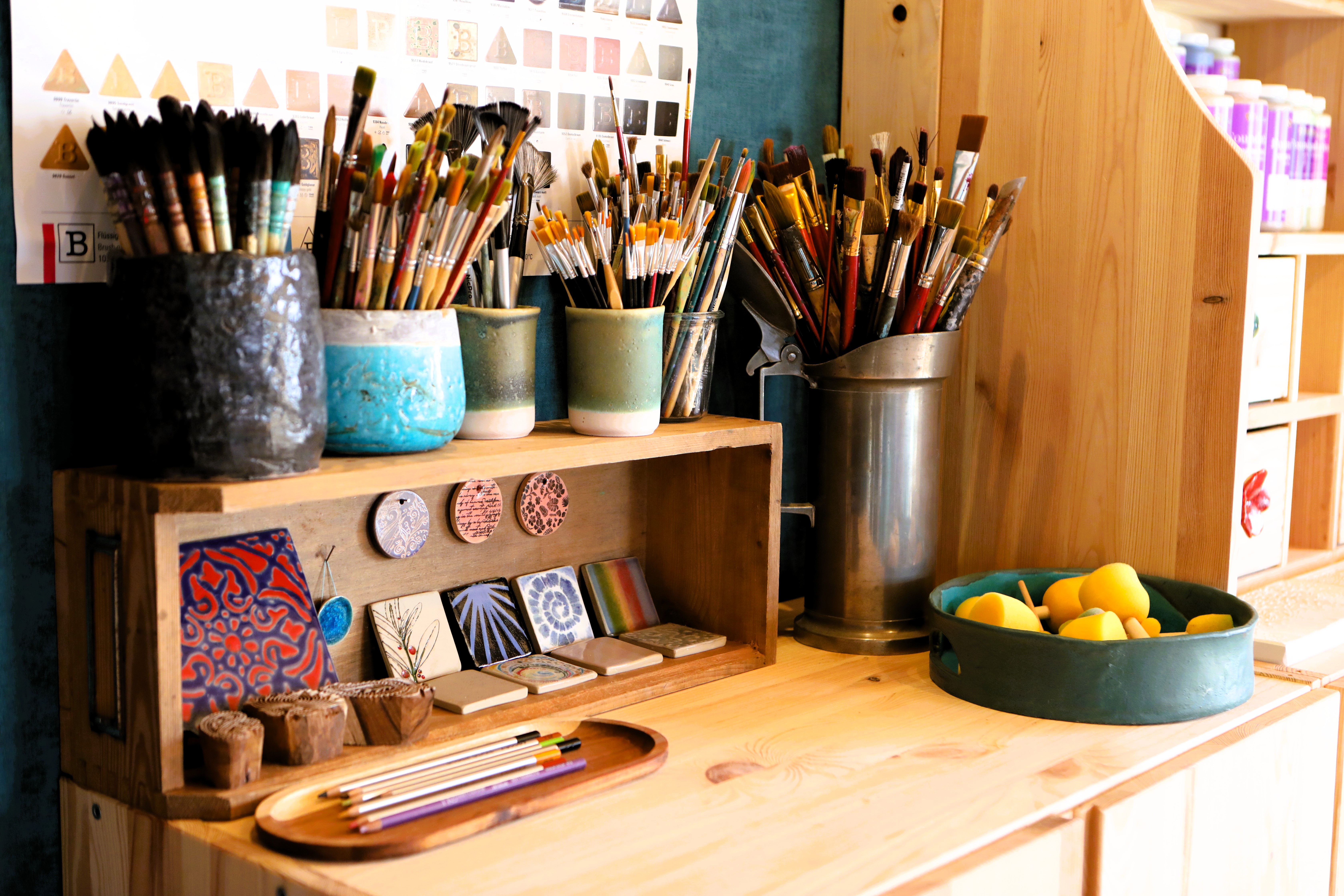 Atelier Trefflich mit Arbeitstischen, Kunst, Pflanzen und kreativer Atmosphäre