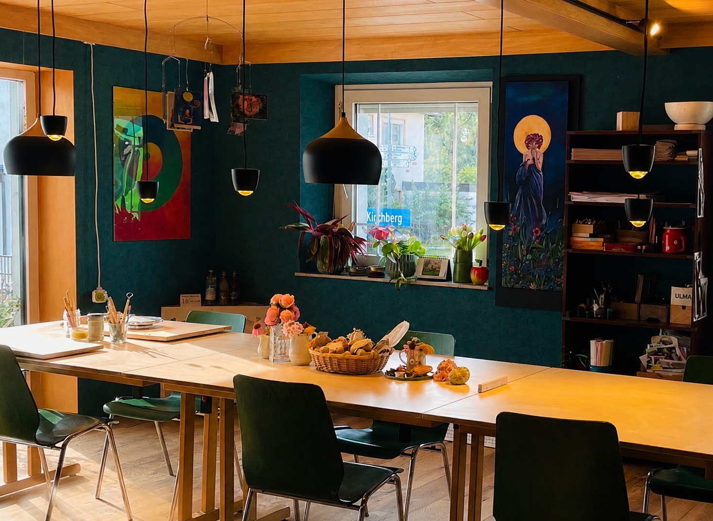 Atelier Trefflich mit Arbeitstischen, Kunst, Pflanzen und kreativer Atmosphäre